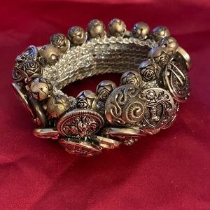 VTG SILVER TONE GENRE BUTTON AND ROSES BEADS STRETCH BRACELET